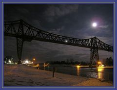 Eisenbahnhochbrücke im Mondschein