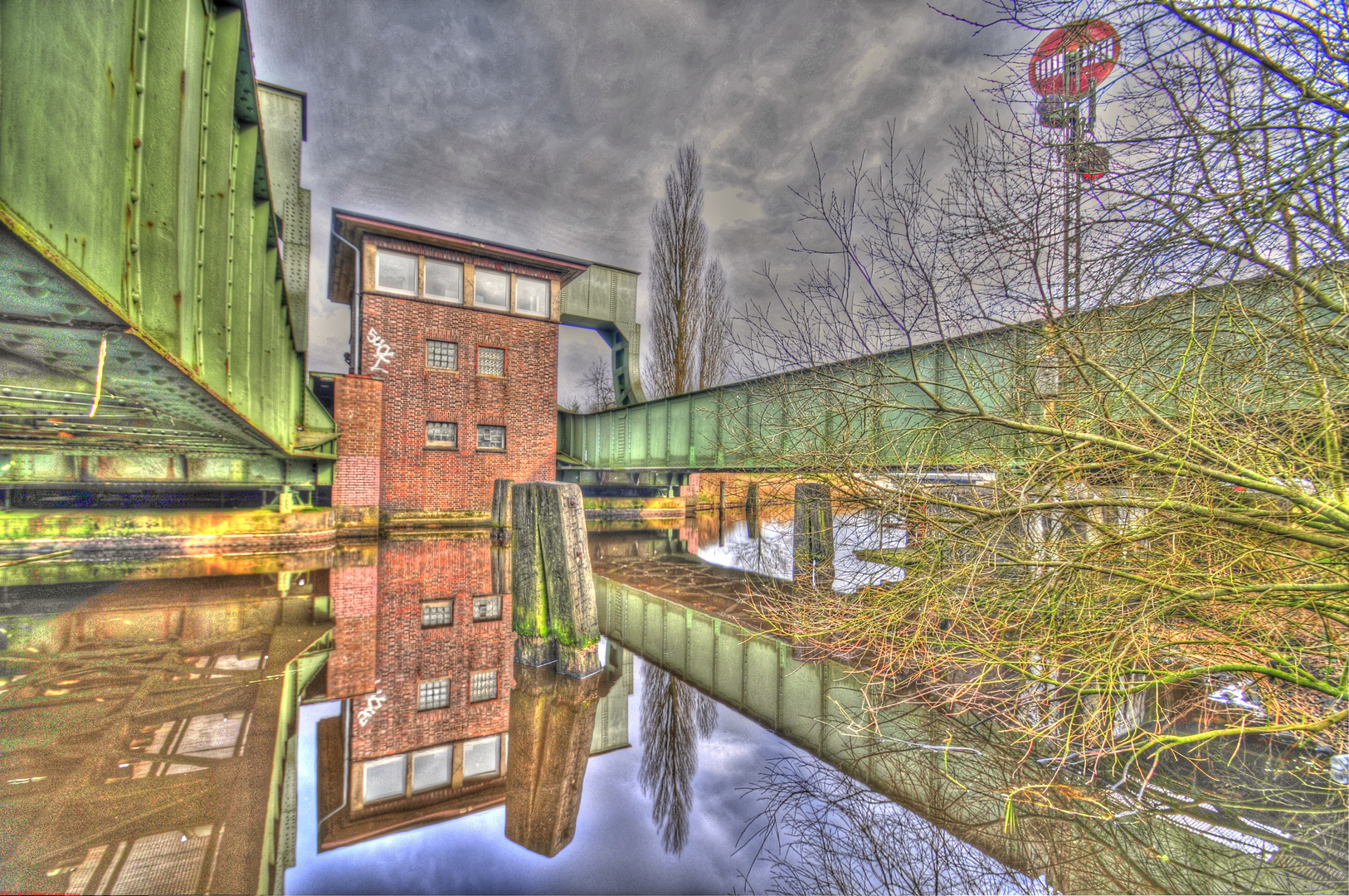 Eisenbahnkippbrücke über Ems-Jade-Kanal in Mariensiel