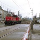 Eisenbahn/Straßenkreuzung mitten in der Großstadt