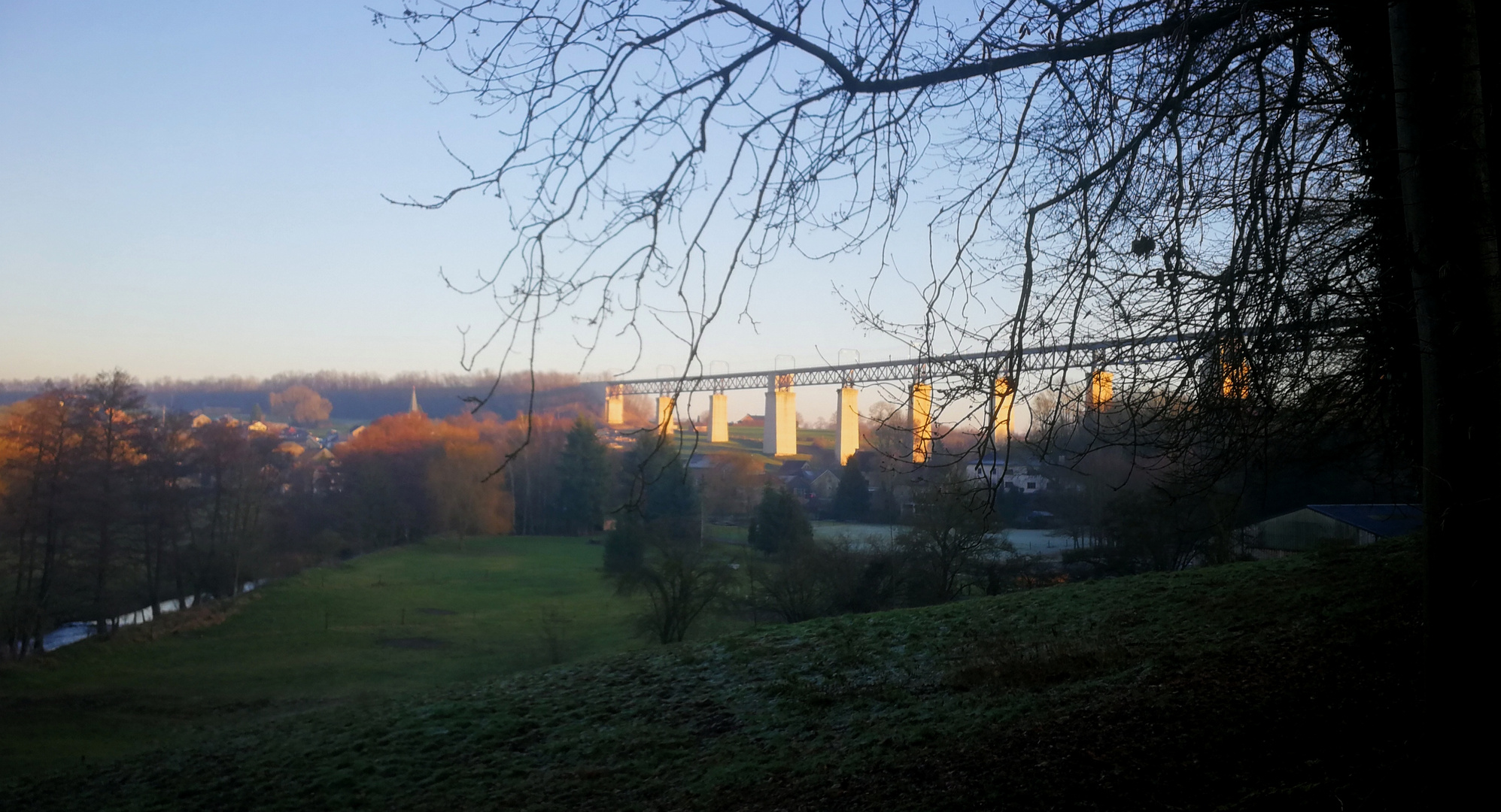 Eisenbahnstrecke über altes Viadukt 