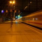 Eisenbahnverkehr am Kölner Hauptbahnhof abends