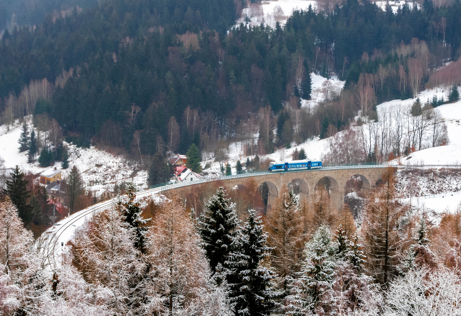 Eisenbahnviadukt in Smrzovka