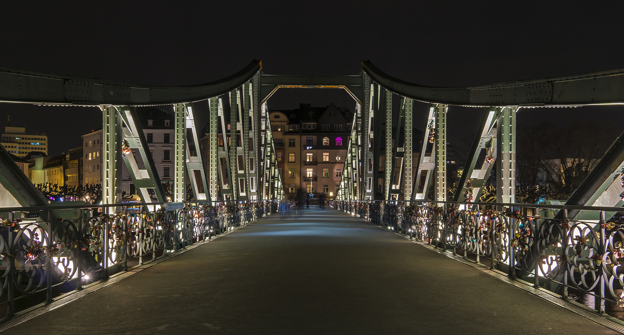 Eisener Steg in Frankfurt am Abend