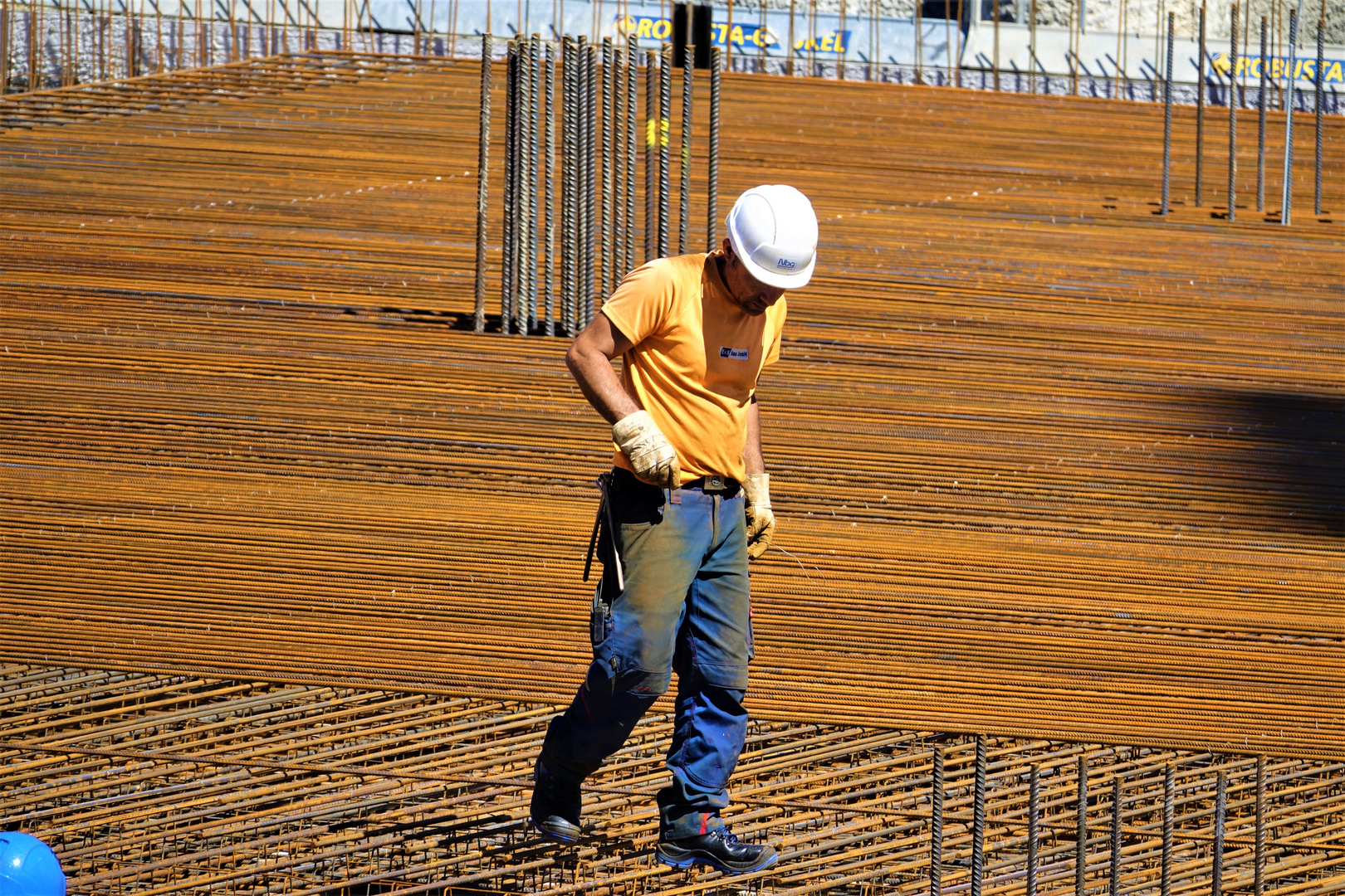 Eisenflechter auf der Baustelle  