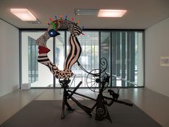 Eisenplastik von Jean Tinguely in Kombination mit Niki de St. Phalle