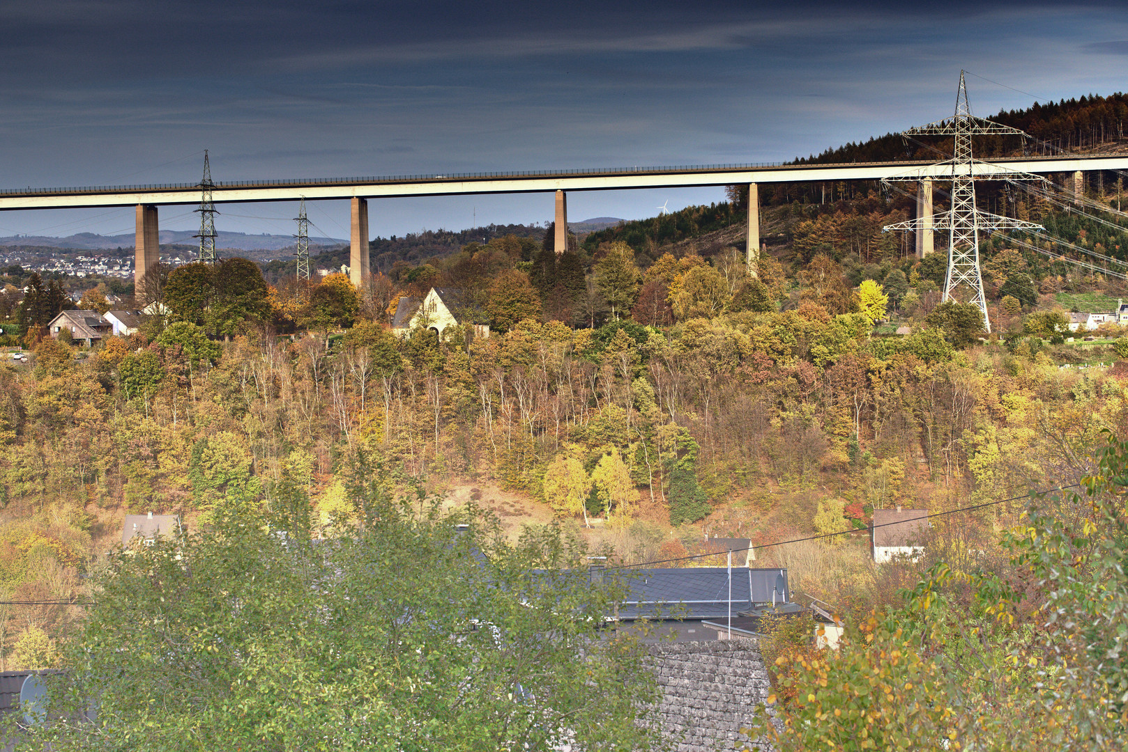 Eiserfelder Autobahnbrücke A45 mit 106 Meter Höhe (Siegen) im Herbst 1