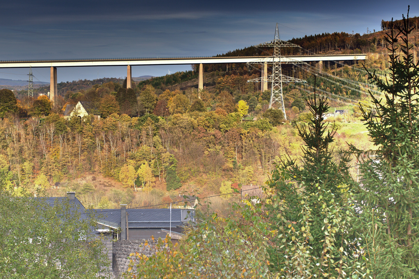 Eiserfelder Autobahnbrücke A45 mit 106 Meter Höhe (Siegen) im Herbst 2