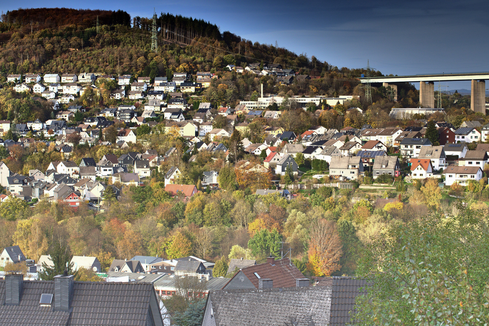 Eiserfelder Autobahnbrücke A45 mit 106 Meter Höhe (Siegen) im Herbst 3