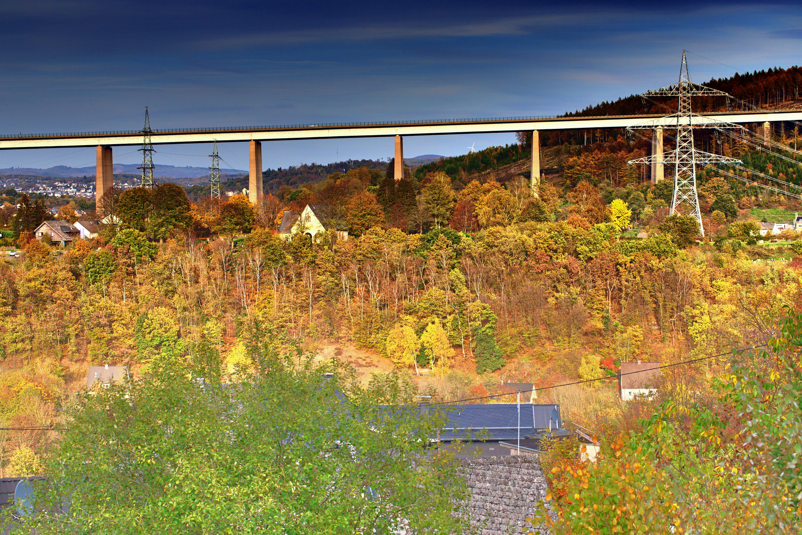 Eiserfelder Autobahnbrücke A45 mit 106 Meter Höhe (Siegen) im Herbst 4 (farbenfroh)