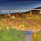 Eiserfelder Autobahnbrücke A45 mit 106 Meter Höhe (Siegen) im Herbst 4 (farbenfroh)