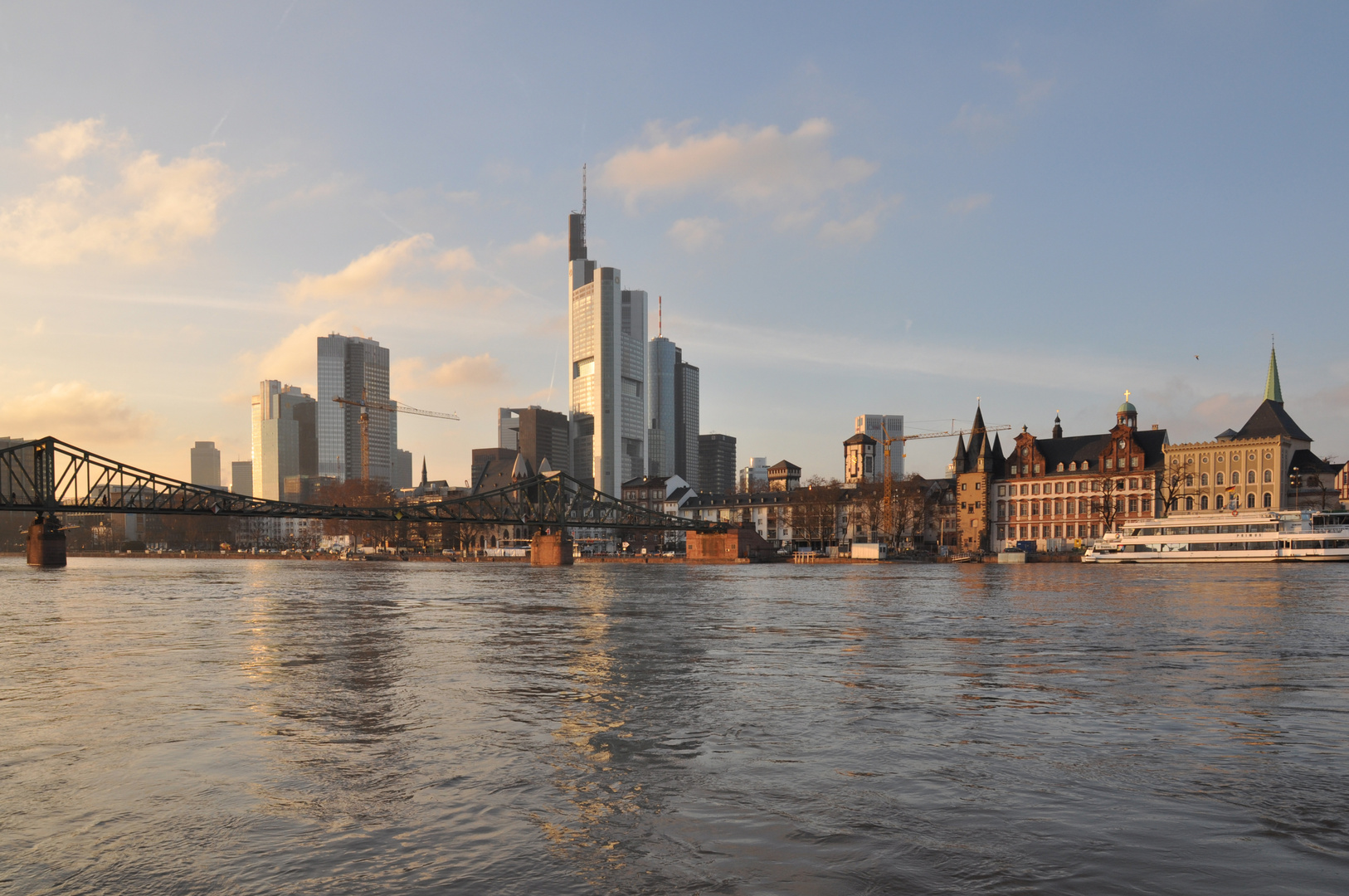 Eiserner Steg - Historisches Museum und Skyline von Frankfurt