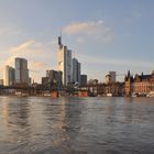 Eiserner Steg - Historisches Museum und Skyline von Frankfurt