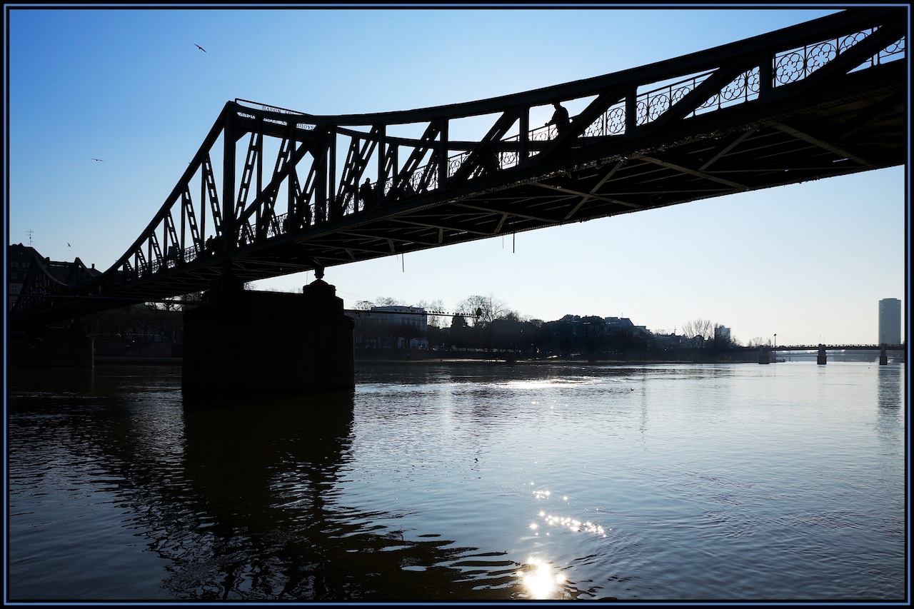 Eiserner Steg im Gegenlicht