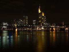 Eiserner Steg mit Skyline