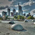 Eiserner-Steg-Nieten mit Blick auf die Skyline von Frankfurt/Main