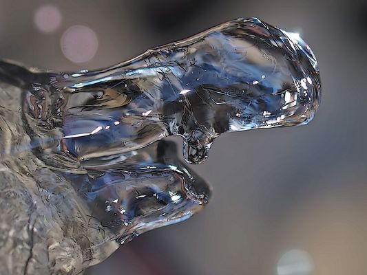 Eisfantasie am Bergbach...