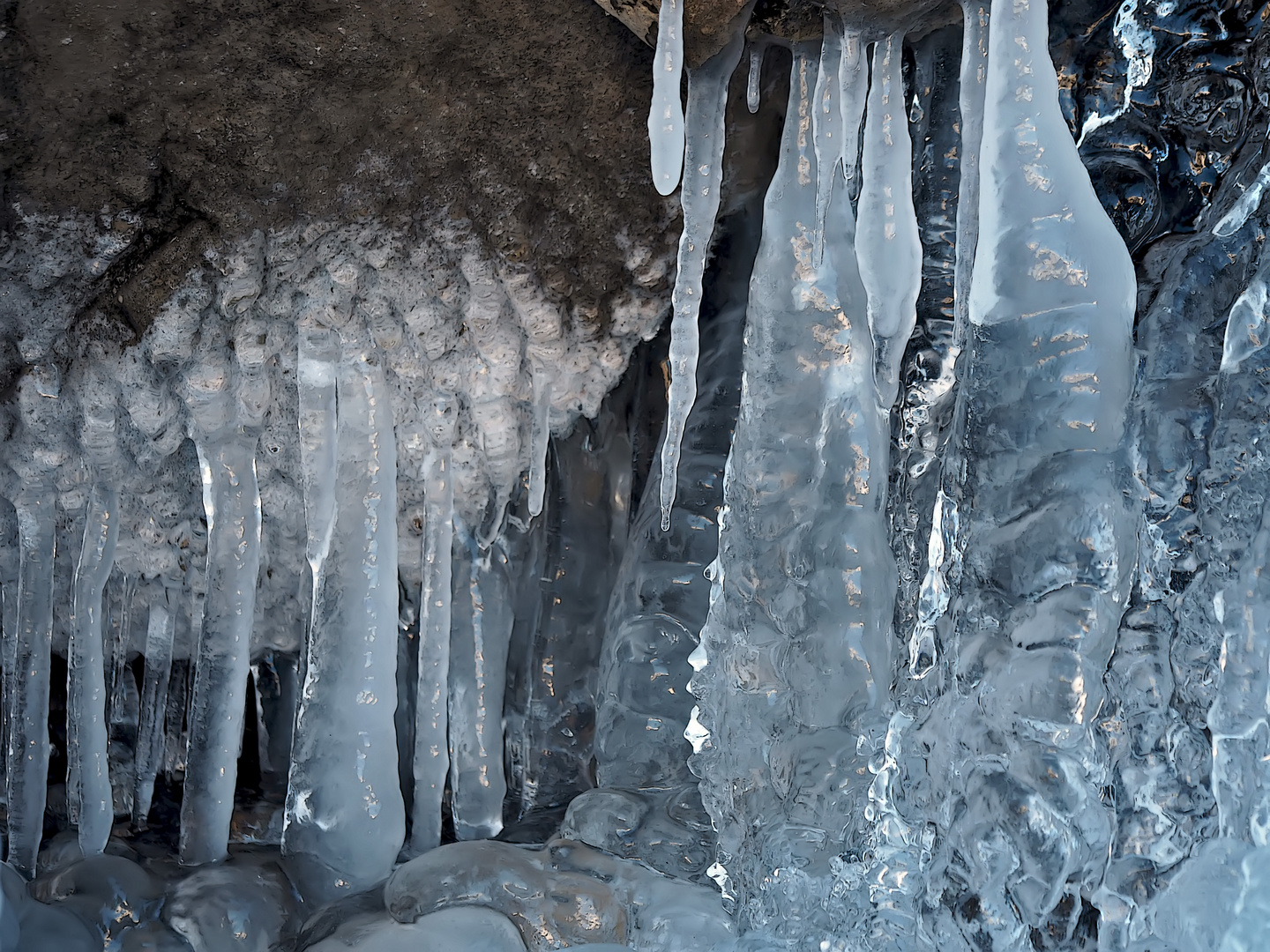 Eisfantasie am Bergbach.   -   Fantaisie glaciale...