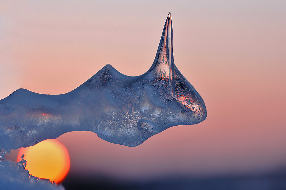 Eisfigur bei Sonnenaufgang