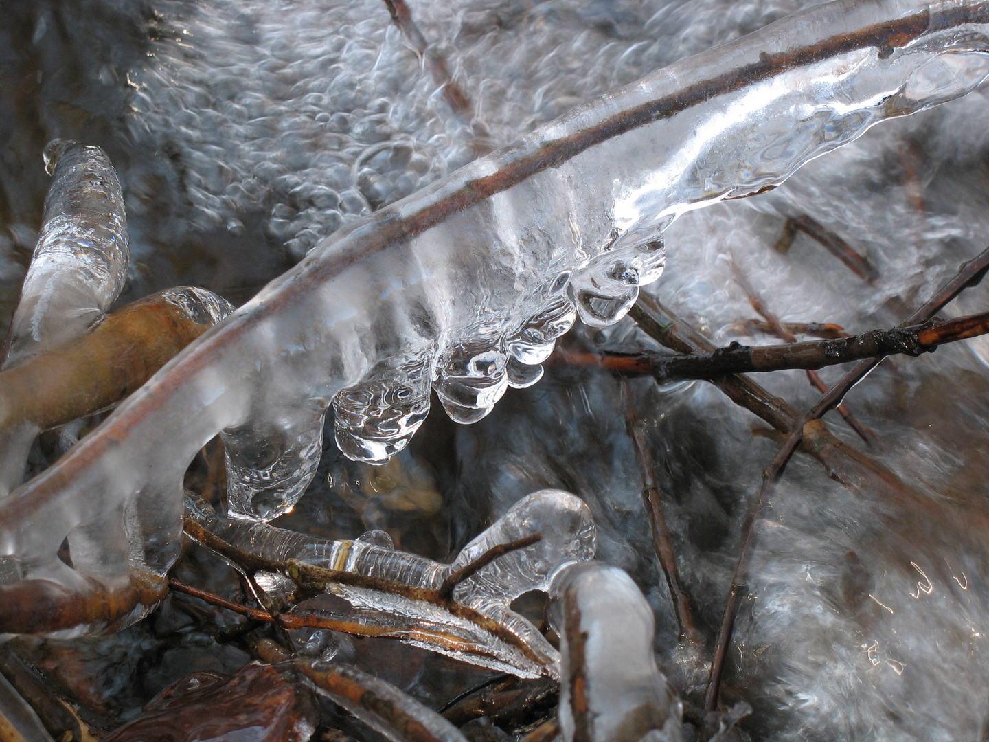 Eisfiguren am Bach