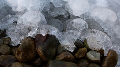 Eisfiguren am Brunnenauslauf in Göfis - ...