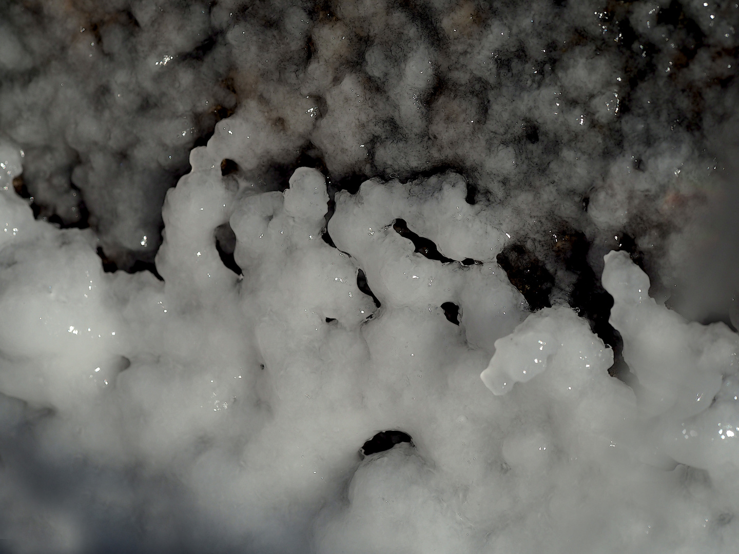 Eisfiguren in der überschwemmten Wiese nach Frost ...