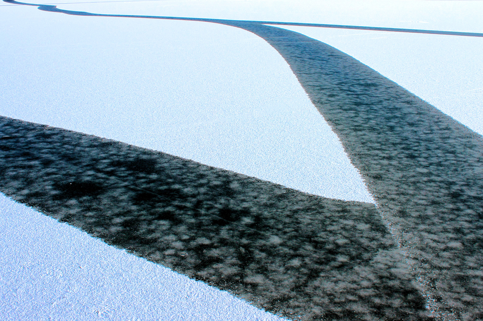 Eisfläche mit Schnee bedeckt