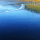 Eisfläche und Spiegelung eines Berges in der Sonne