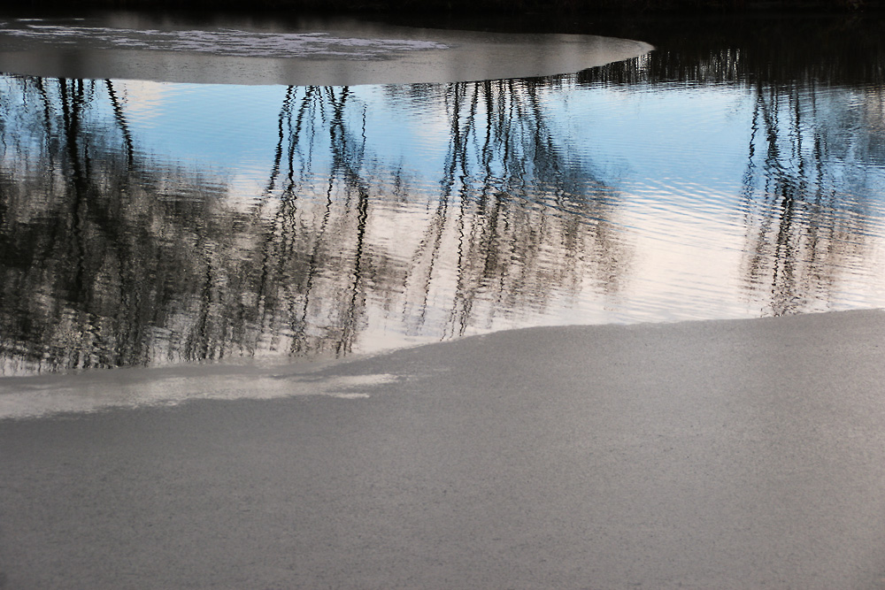 Eisfläche und Wasseroberfläche