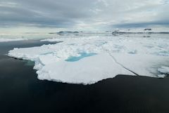 Eisflächen auf der Hilopenstrasse in Svalbard (Spitzbergen)