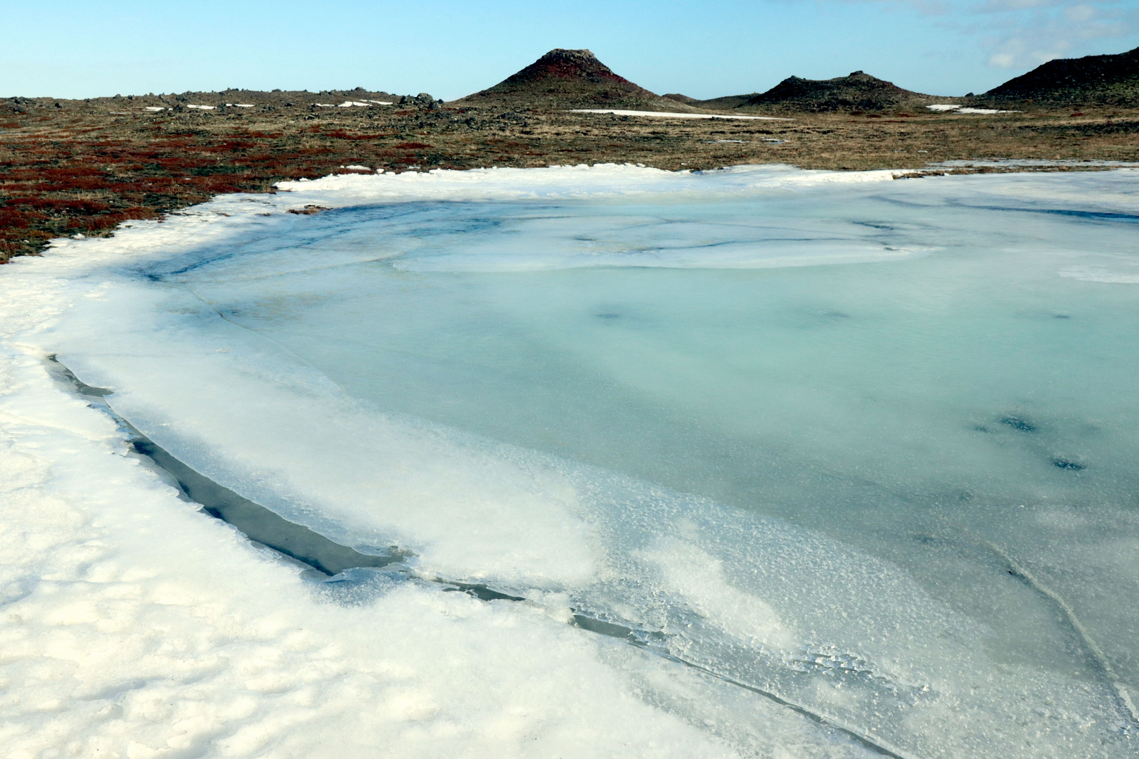 Eisflächen und Lavahügel