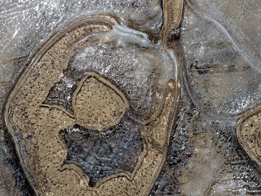 Eisformationen auf dem tiefgefrorenen Boden ...