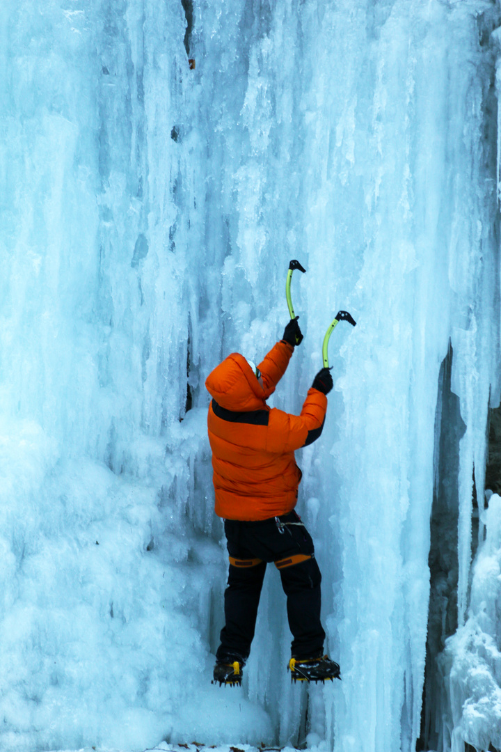 Eisformationen bei Zwischenwasser