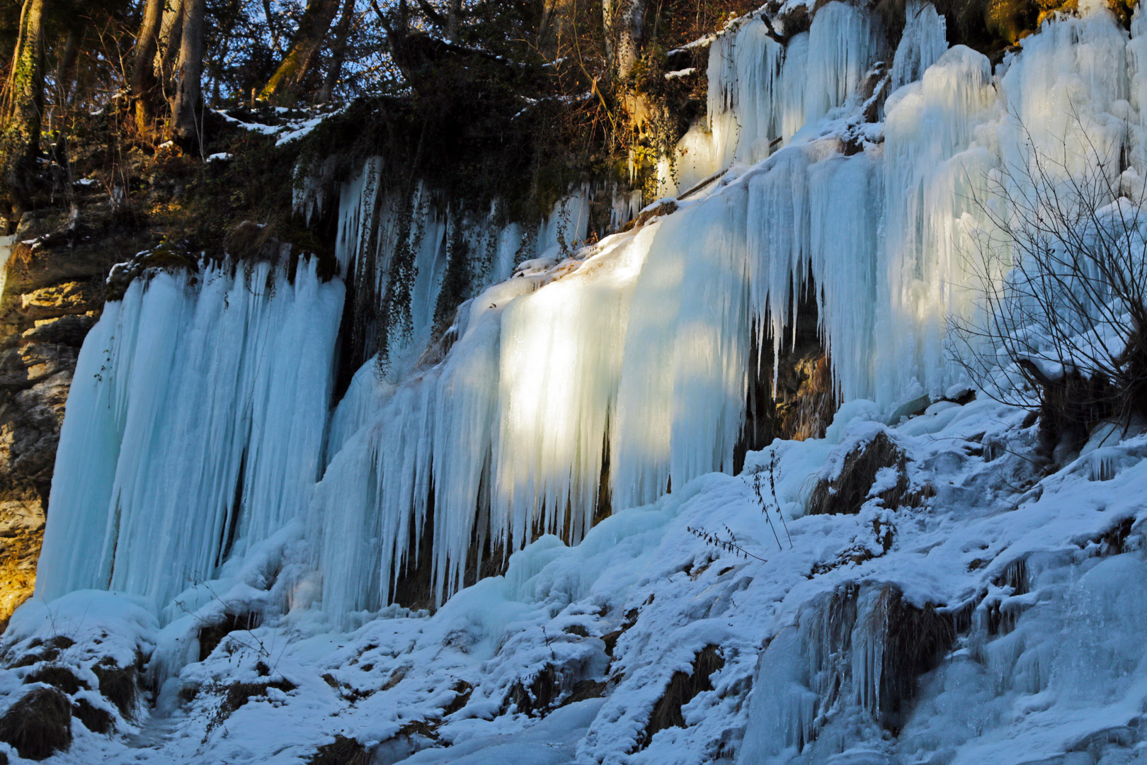 Eisformationen bei Zwischenwasser