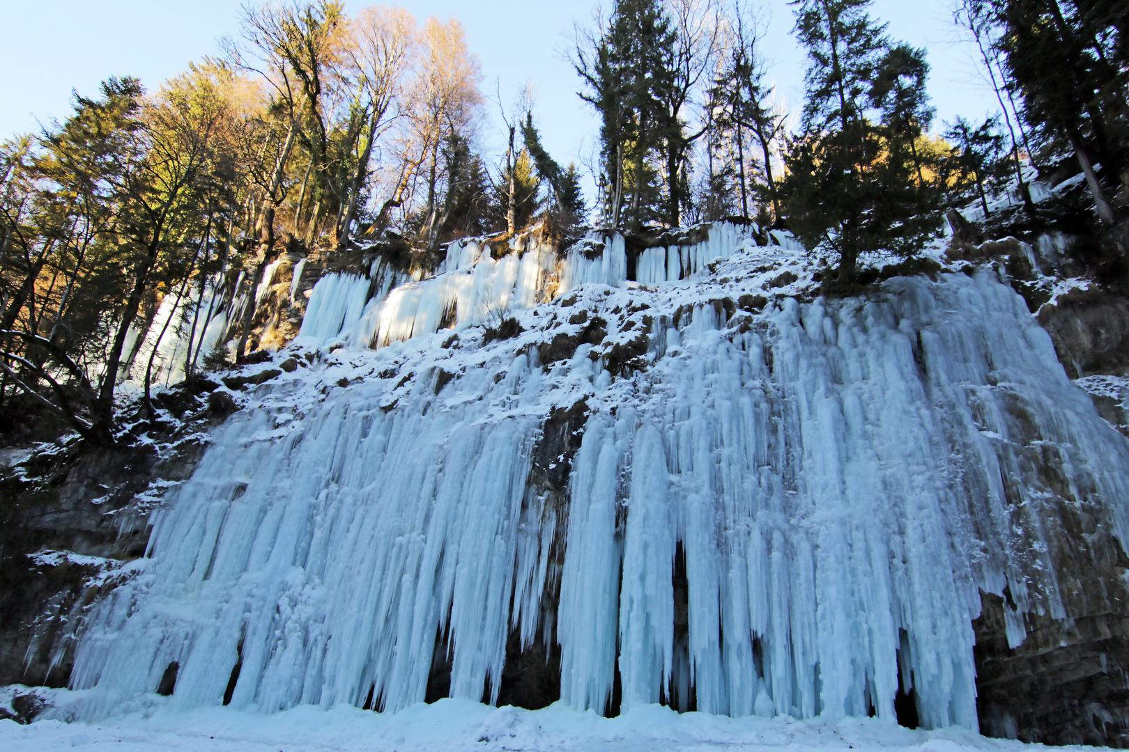 Eisformationen bei Zwischenwasser