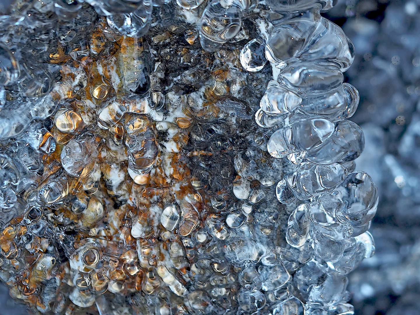 Eisformationen im spritzenden Bergbach ...