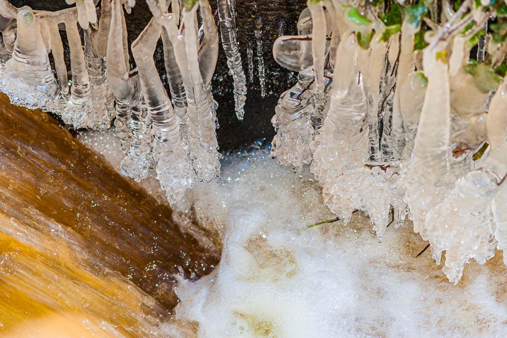 Eisgebilde am rauschenden Bach