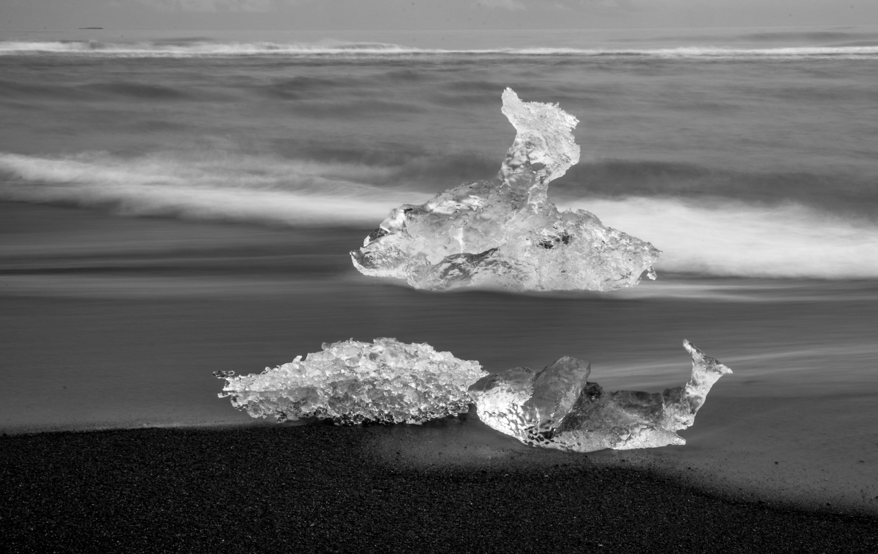 Eisgebilde am schwarzen Strand