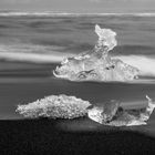 Eisgebilde am schwarzen Strand