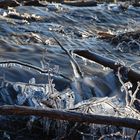 Eisgebilde am Wehr