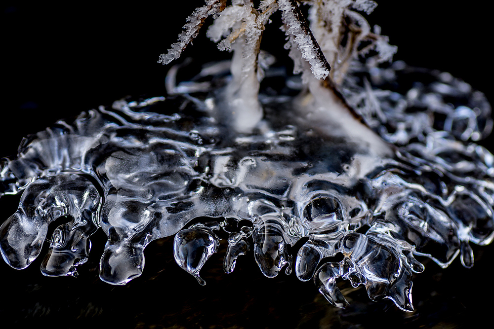 Eisgebilde im Bach