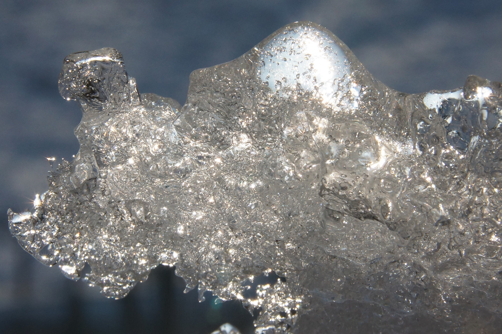 Eisgebilde im Sonnenlicht