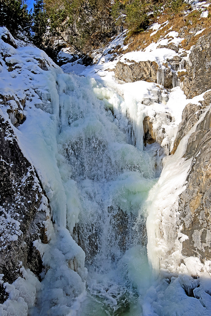 Eisgebilde im Wasserfall