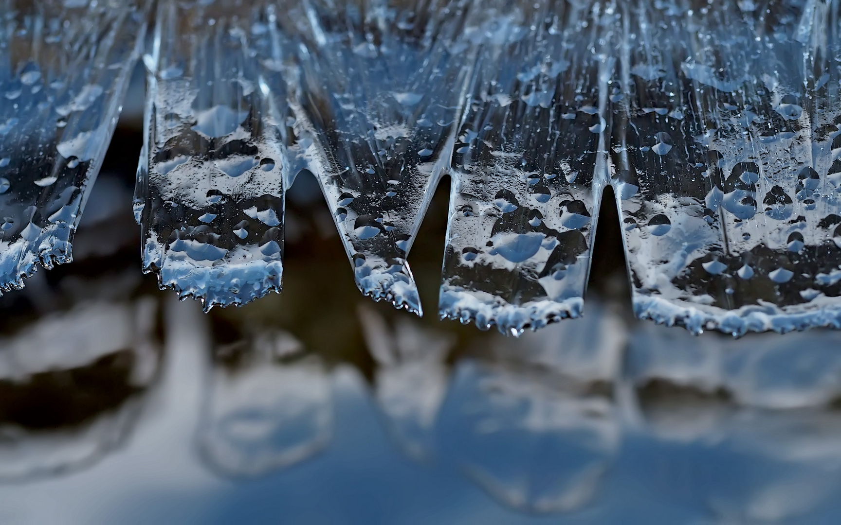 Eisgebilde über dem Wasser mit Spiegelung ...