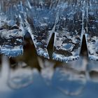 Eisgebilde über dem Wasser mit Spiegelung ...