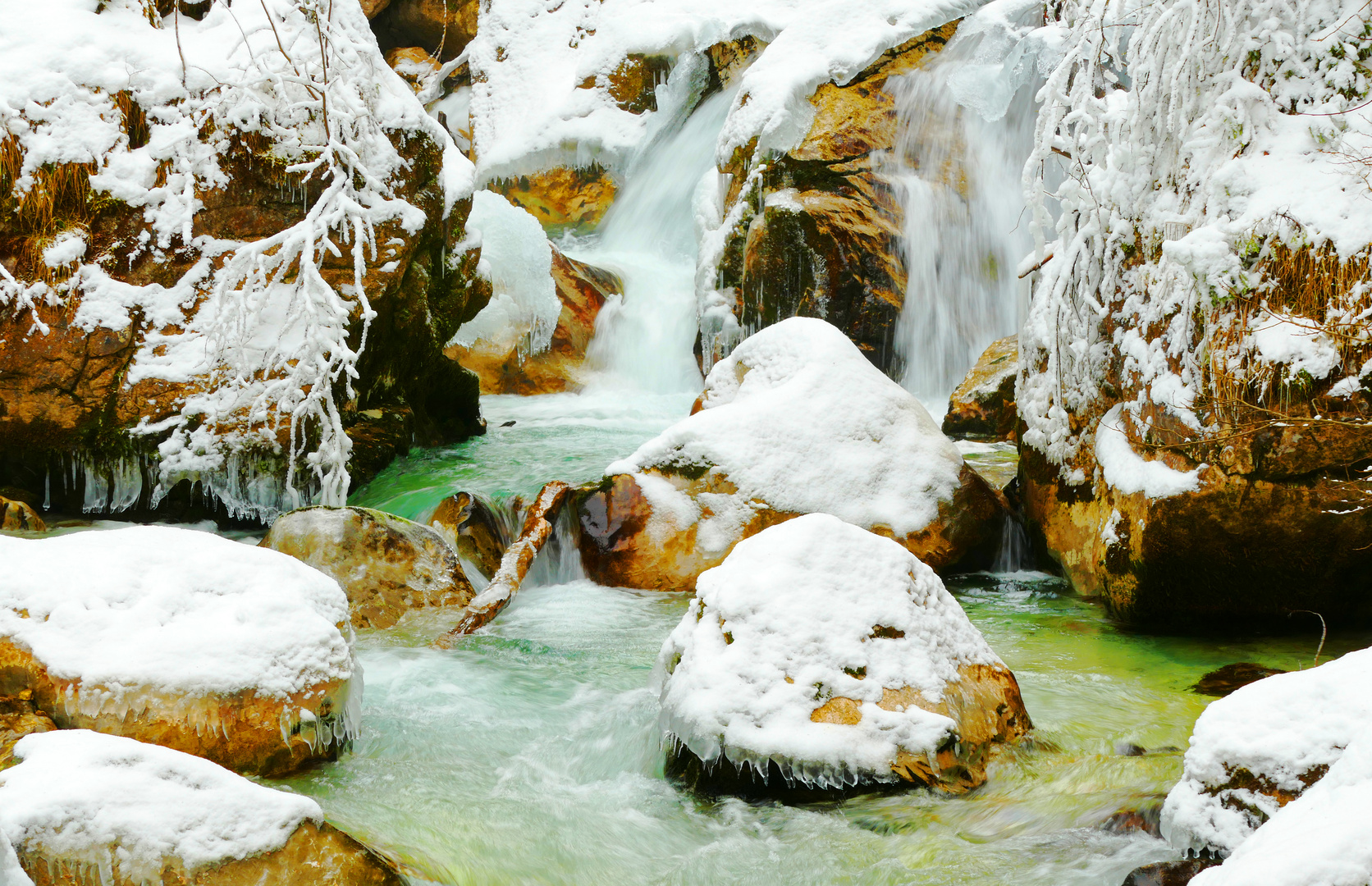 Eisgekühlter und verschneiter Pool - Take 1