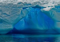 Eisgrotte in der Paradise Bay