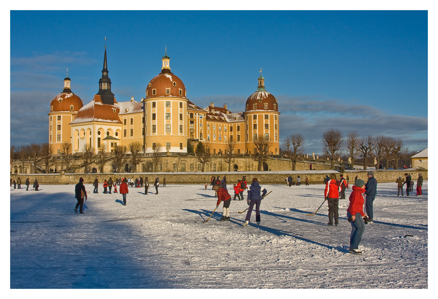 Eishockey vor Schloß Moritzburg