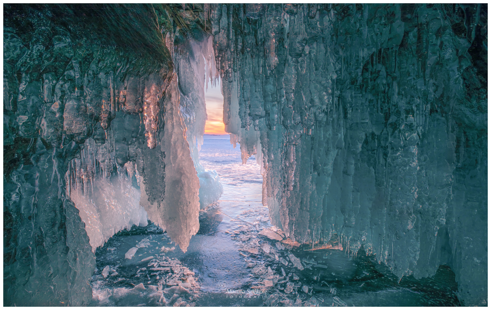 Eishöhle auf dem Baikalsee