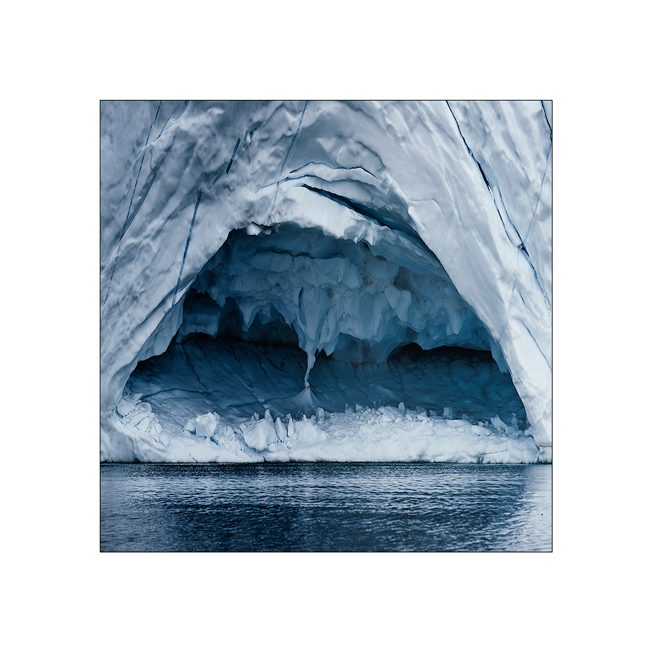eishöhle im driftenden eisberg