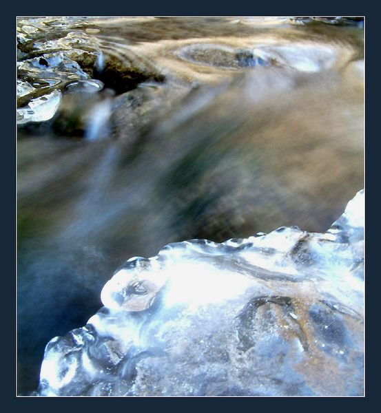 eisig kaltes fließendes Wasser